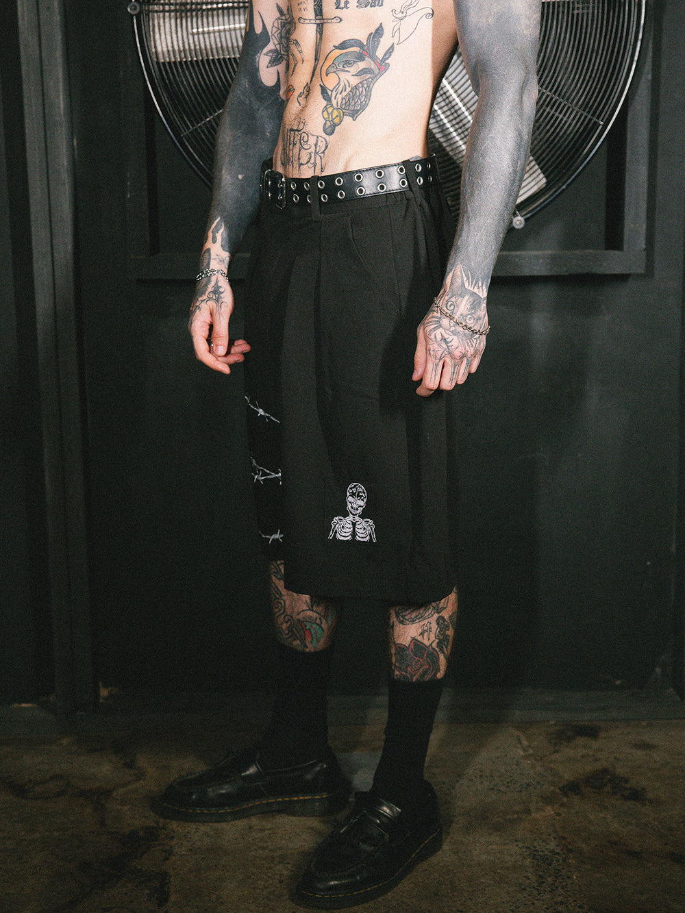 Barbed Patch Pleated Shorts - Black