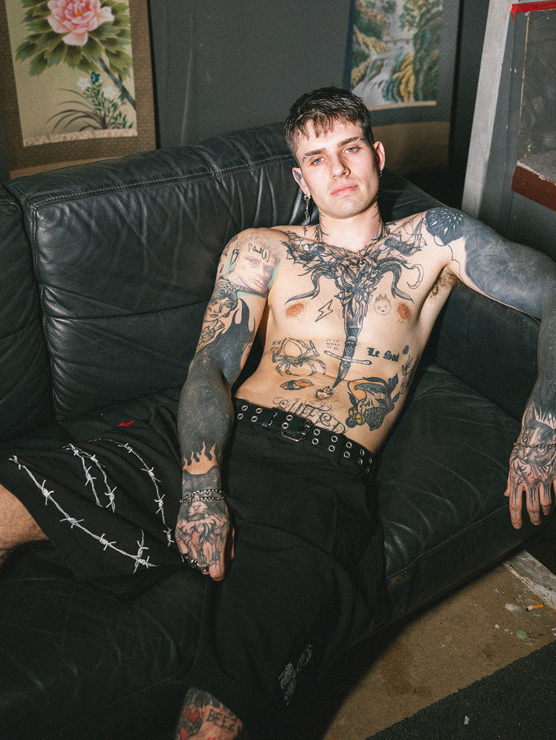 Barbed Patch Pleated Shorts - Black